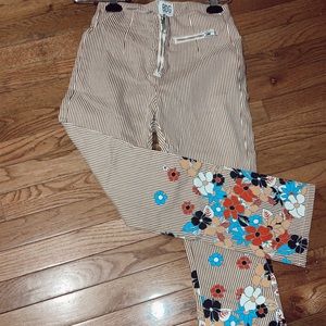 Fun spring time pants 🌸🌺🌼🌻
